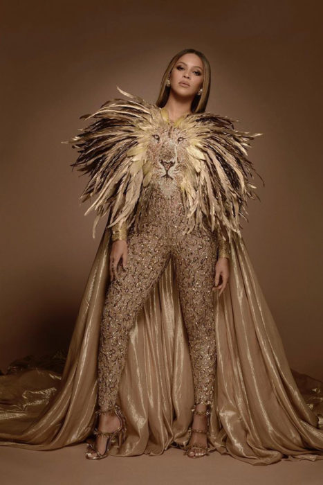 Beyoncé usando un traje con el rostro de un león al frente y una larga capa en los hombros 