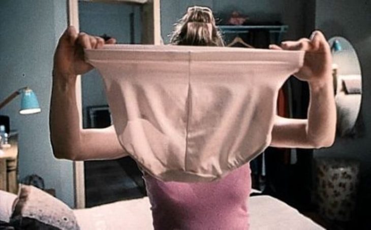 Escena de la película El diario de Bridget Jones. Actriz viendo su enorme ropa interior 