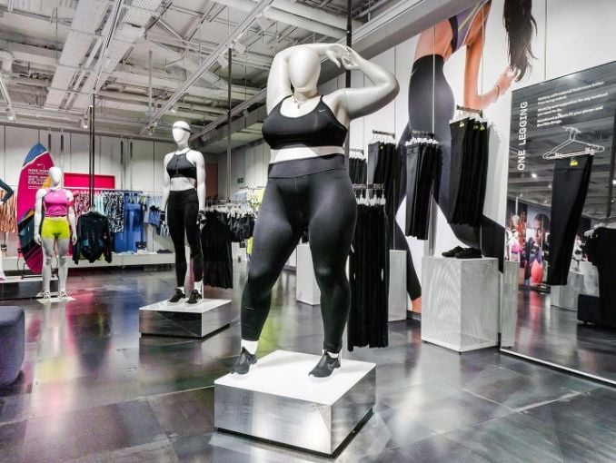 maniquís de talla grande en la tienda de Nike