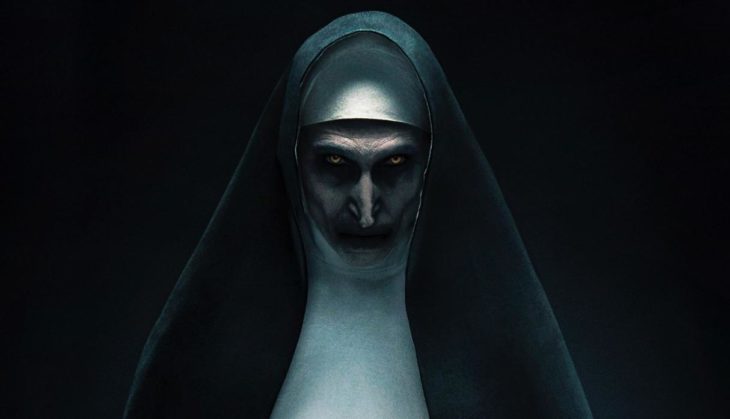 Bonnie Aarons vestida de monja, escena de la película La Monja