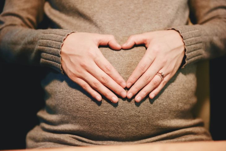 Barriga de mujer embarazada