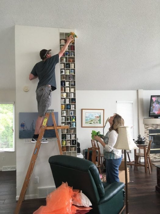 Hombre construye repisa a su novia para que exhiba su colección de tazas