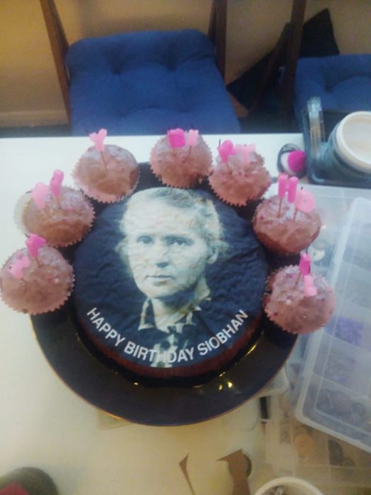 Para su cumpleaños, chica pide un pastel de Mariah Carey, pero sus amigos se confunden y le dan uno de Marie Curie