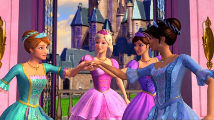 Escena de la película Barbie y las tres mosqueteras. Amigas Barbie chocando los puños en señal de saludo