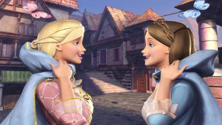 Escena de la película Barbie la princesa y la plebeya. Mejores amigas conociéndose 
