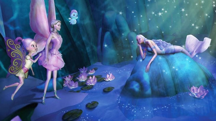 Escena de la película Barbie Fairytopia. Hadas conversando sobre una roca en un mágico lugar 