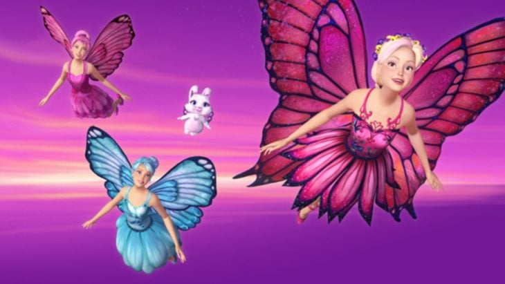 Escena de la película: Barbie y sus amigas mariposas. Barbie volando con alas de mariposa junto a sus amigas
