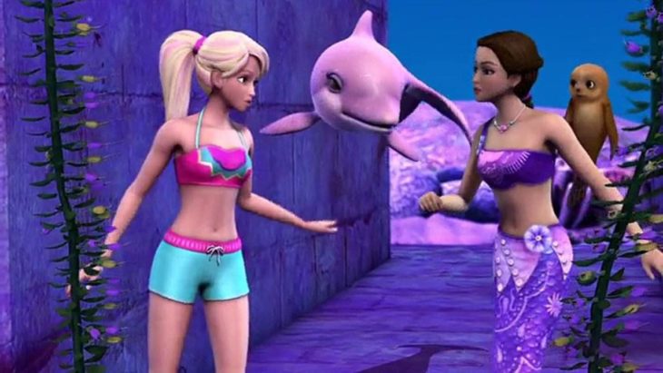 Escena de la película Barbie en una aventura de sirenas. Barbie junto a un delfín y su amiga nadando 