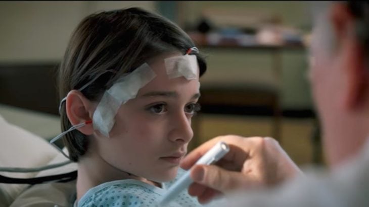 Will Byers recostado en una camilla de hospital, escena de la serie The Stranger Things