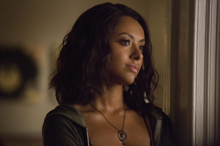 Bonnie Bennett mirando por la ventana, escena de la serie The Vampire Diaries