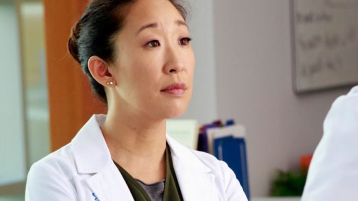 Cristina Yang melancólica a mitad del pasillo de urgencias de un hospital, escena de la serie grey's anatomy