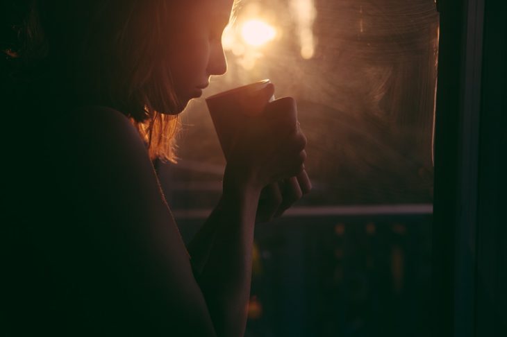 contraluz de una mujer tomando de una taza