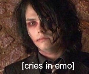 Gerard Way llorando cuando cantaba en la banda My Chemical Romance 