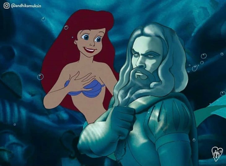 Artista Andhika Muksin recrea personajes Disney; Ariel de La Sirenita, viendo estatua de Jason Momoa como Aquaman