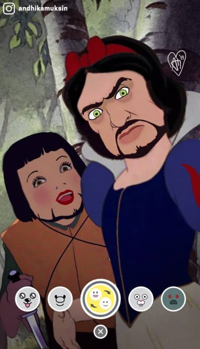 Artista Andhika Muksin recrea personajes Disney; Blancanieves con el cazador tomándose una selfie con el filtro de Snapchat swap face