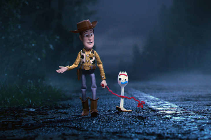 Escena de la película Toy Story 4. Woody caminando de la mano de Forky