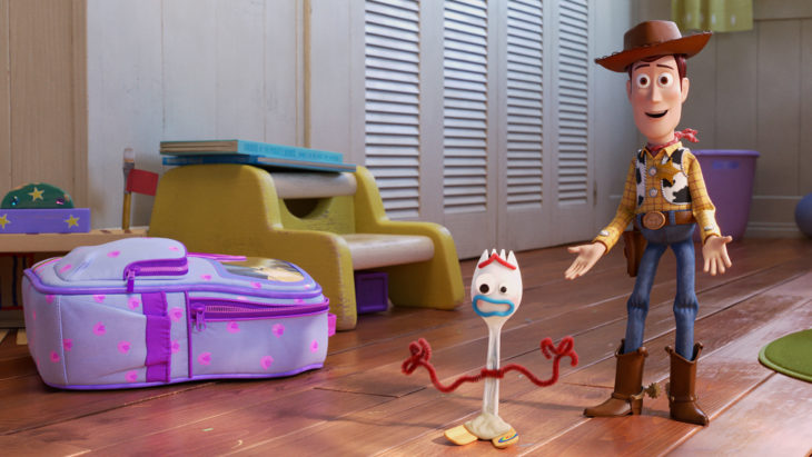 Escena de la película Toy Story 4. Woody presentando a Forky un tenedor 