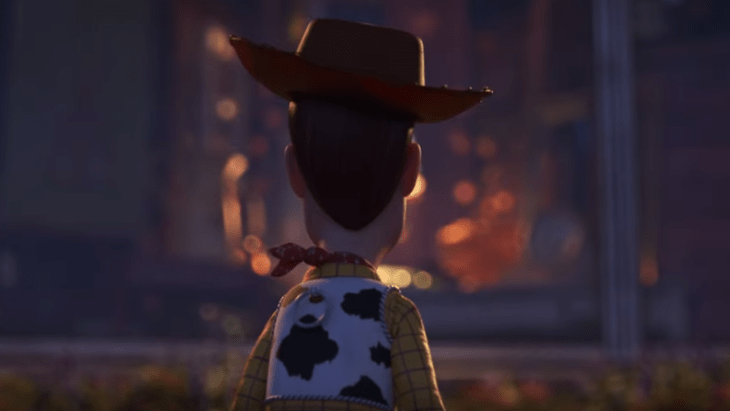 Escena de la película Toy Story 4. Woody viendo hacia la nada 