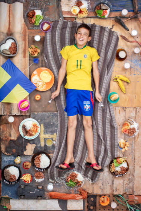 Niño recostado sobre una alfombra, proyecto fotográfico de Gregg Segal