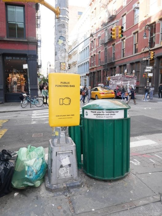 Saco de box instalado en las calles de Nueva York junto a un bote de basura para que las personas puedan golpearlo 
