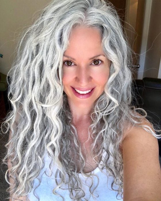 Sara Eisenman tomando una selfie, mostrando su cabello blanco y largo