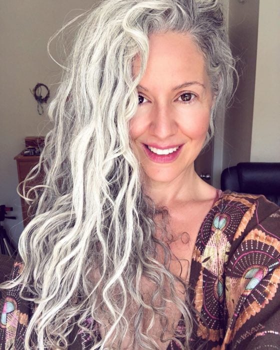 Sara Eisenman tomando una selfi, modelando su cabellera blanca