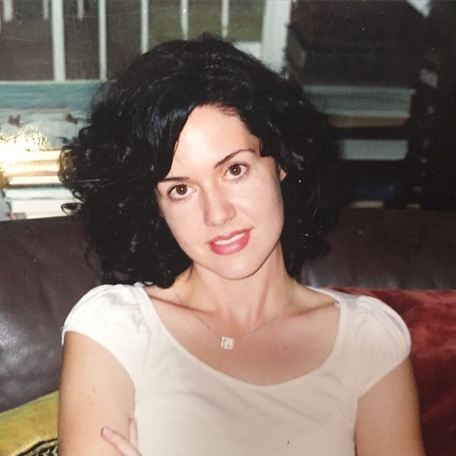 Sara Eisenman posando para una fotografía, llevaba su cabello oscuro