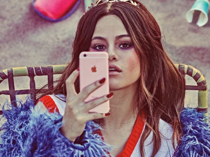 Selena Gomez tomándose un foto con su celular