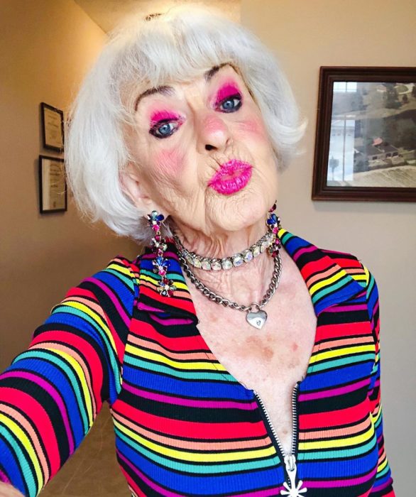 Baddie Winkle, mujer mayor posando con duck face