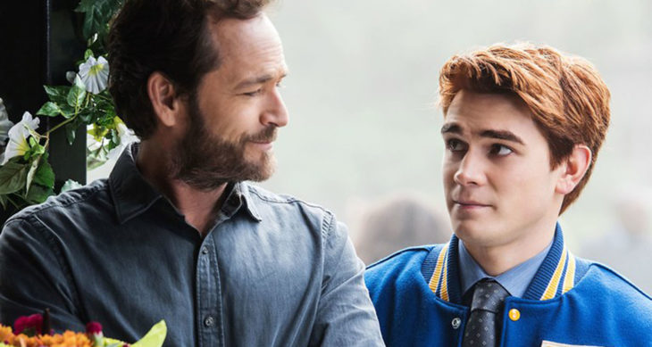 Luke Perry en una escena de Riverdale con "Archie"