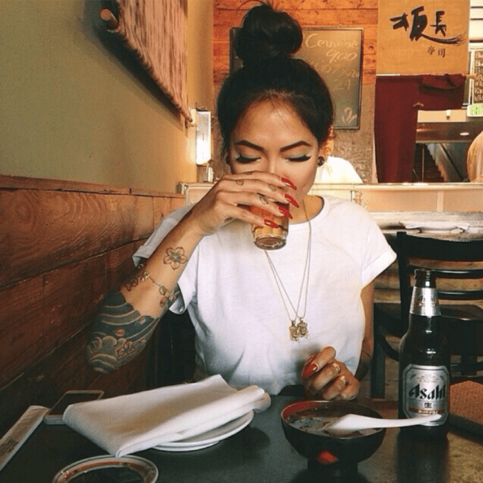 Chica bebiendo cerveza en un bar 