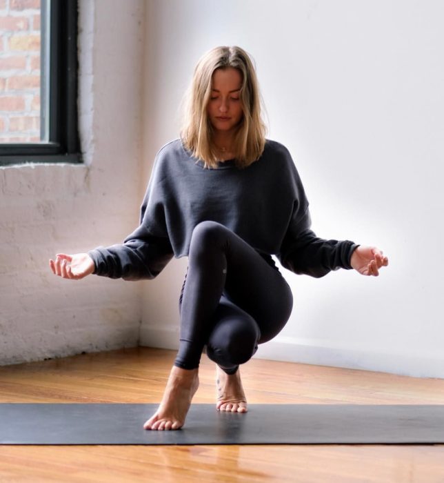 Chica meditando y haciendo yoga