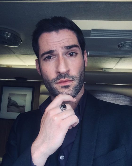 Actor de serie de Netflix, Lucifer, Tom Ellis; hombre de barba y traje negro