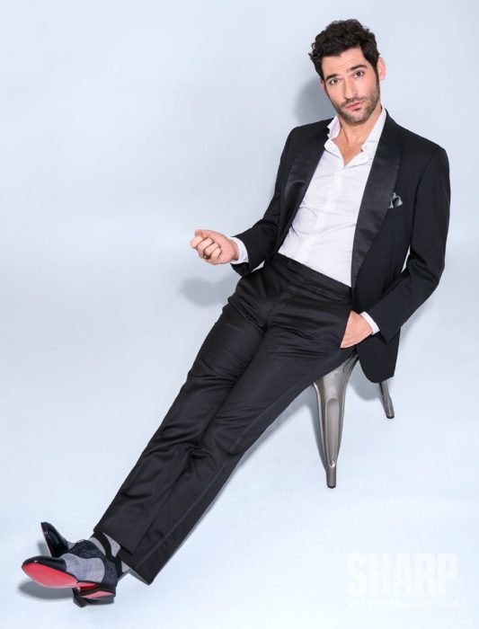 Actor de serie de Netflix, Lucifer, Tom Ellis; hombre con traje negro