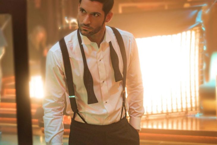 Actor de serie de Netflix, Lucifer, Tom Ellis; hombre con camisa blanca de vestir y tirantes