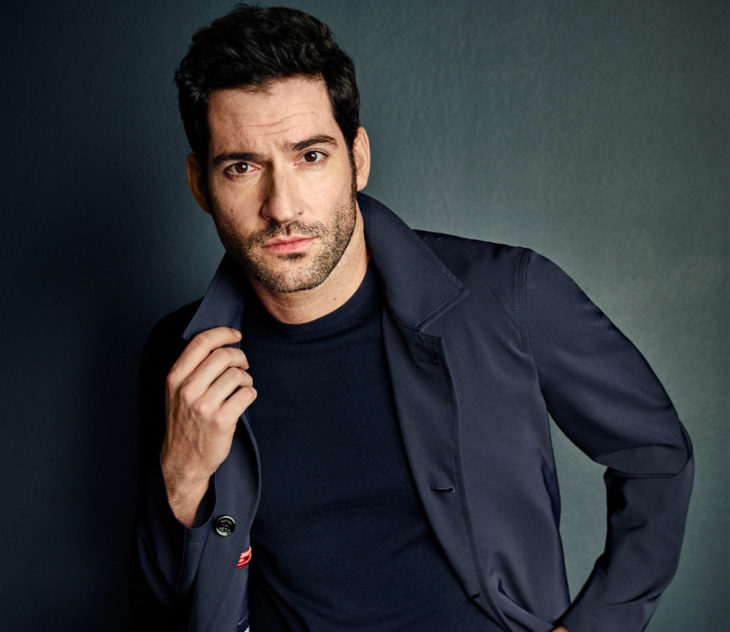 Actor de serie de Netflix, Lucifer, Tom Ellis; hombre con barba de candado y traje