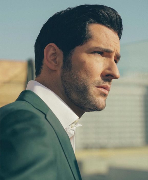 Actor de serie de Netflix, Lucifer, Tom Ellis; hombre de barba y saco gris