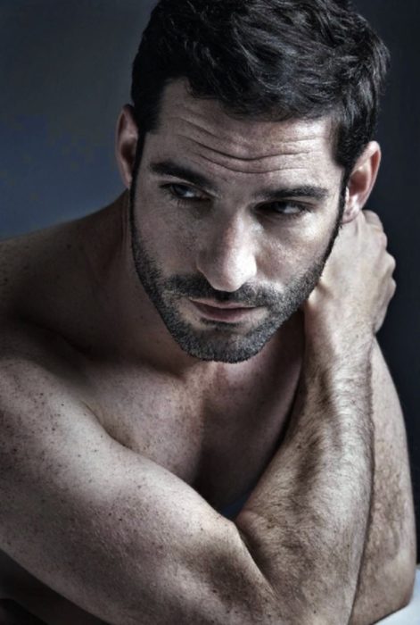 Actor de serie de Netflix, Lucifer, Tom Ellis; hombre con barba de pocos días