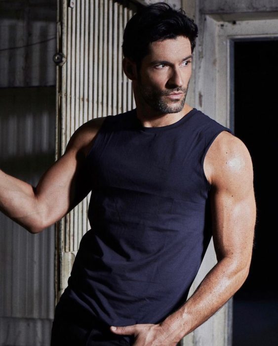 Actor de serie de Netflix, Lucifer, Tom Ellis; hombre con una playera sin mangas