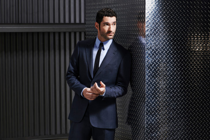 Actor de serie de Netflix, Lucifer, Tom Ellis; hombre de carba y traje azul marino