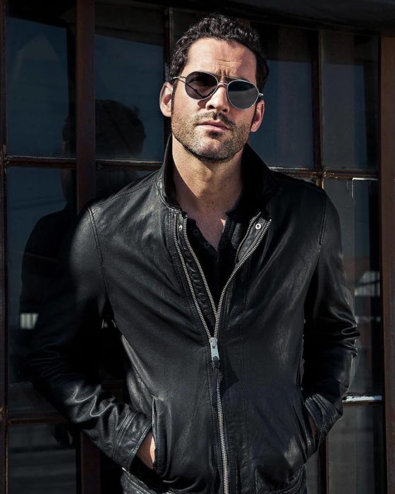 Actor de serie de Netflix, Lucifer, Tom Ellis; Hombre con lentes oscuros y chaqueta de cuero