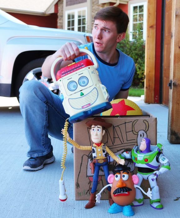 Morgan y Mason McGrew, hermanos crean version stop motion de película Toy Story 3 de Disney Pixar; juguetes Woody, Buzz lightyear y el señor cara de papa