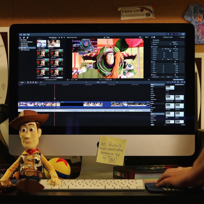 Morgan y Mason McGrew, hermanos crean version stop motion de película Toy Story 3 de Disney Pixar; Woody al lado de una computadora renderizando 