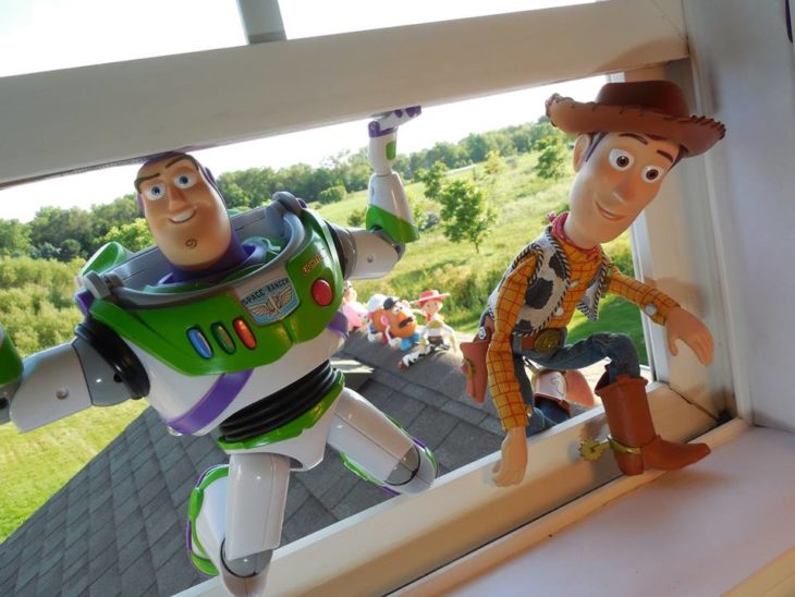 Morgan y Mason McGrew, hermanos crean version stop motion de película Toy Story 3 de Disney Pixar; Buzz Lightyear y Woddy entrando por la ventana