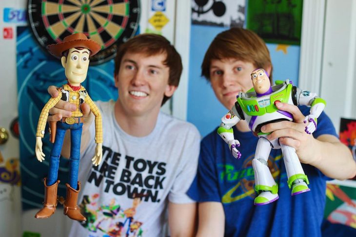 Morgan y Mason McGrew, hermanos crean version stop motion de película Toy Story 3 de Disney Pixar; juguetes de Woody y Buzz Lightyear