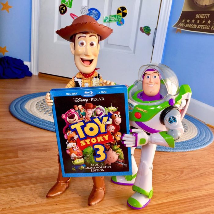 Morgan y Mason McGrew, hermanos crean version stop motion de película Toy Story 3 de Disney Pixar; juguetes de Woody y Buzz Lightyear sosteniendo DVD