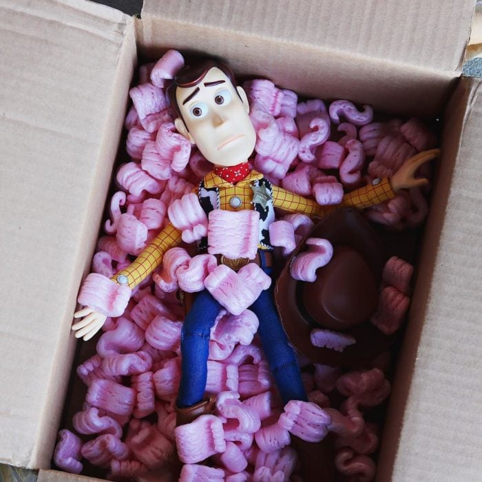 Morgan y Mason McGrew, hermanos crean version stop motion de película Toy Story 3 de Disney Pixar; juguete de Woody en caja