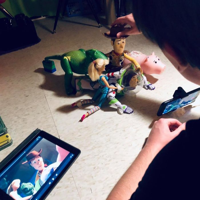 Morgan y Mason McGrew, hermanos crean version stop motion de película Toy Story 3 de Disney Pixar; chico grabando con juguetes de Woody, Buzz Lightyear, Hamm, Rex y Barbie