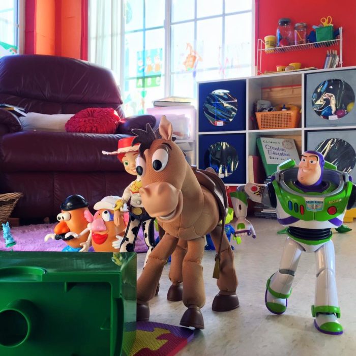 Morgan y Mason McGrew, hermanos crean version stop motion de película Toy Story 3 de Disney Pixar; caballo Tiro al blanco, Buzz Lightyear, Señor y Señora cara de papa y Jessie