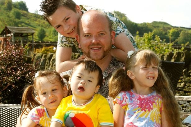 Ben Carpenter con sus cuatro hijos al aire libre